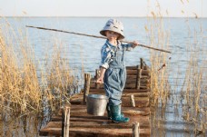 提桶钓鱼的小男孩图片