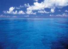大自然蓝天白云下的海平面图片