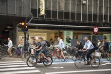 车群一群人骑着自行车图片