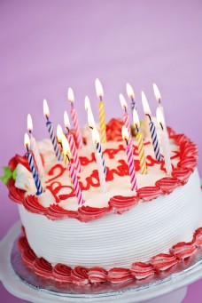 插着许多蜡烛的生日蛋糕图片