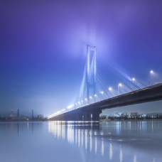 灯光璀璨的桥梁夜景图片