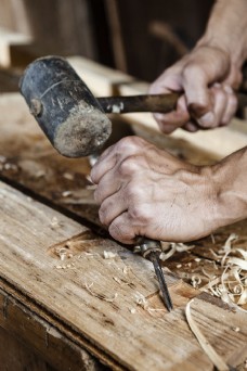 木头人锤子钻木头的工人图片