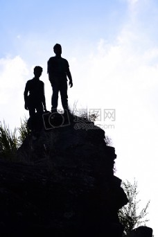 站在山顶的两个人