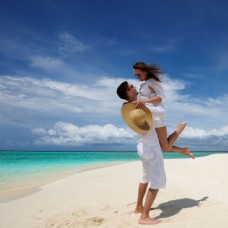 风情沙滩上拥抱的夫妻图片