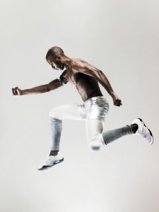 运动跃动跳跃奔跑的男运动员图片