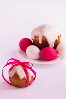 复活节彩蛋与奶油蛋糕图片