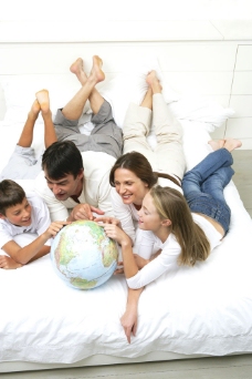 看地球仪的幸福家庭图片
