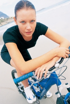女性健身骑自行车的健身女性图片