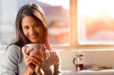 咖啡杯享受清晨咖啡时光的女人图片