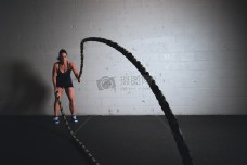 室内运动人妇女体育强健身运动训练在室内绳索绳跳跃