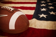 美国国旗与橄榄球图片
