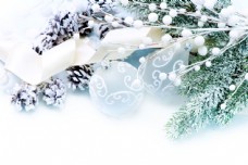 雪中圣诞树饰品背景图片