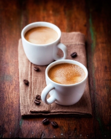 咖啡杯桌面上的两杯咖啡图片