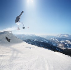 运动跃动跳跃起来的滑雪运动员图片
