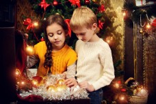 儿童圣诞圣诞球与儿童图片