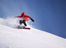 雪山滑雪的男性图片
