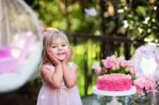 可爱女孩与生日蛋糕图片