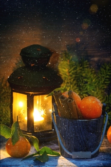 木桶里的橘子与灯图片
