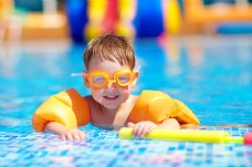 暑期泳池边的小孩图片