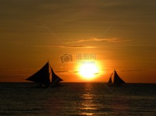 夕阳下海面上的帆船
