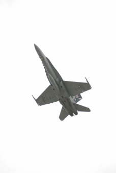 空中战斗机天空中飞行的战斗机摄影图片