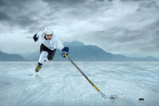 冰雪运动雪地里打冰球的运动员图片