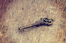 木板上的复古钥匙图片