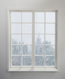 冬天窗户外的雪景图片