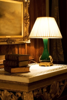 书桌上的书籍台灯图片