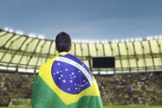 世界旗帜球场上披着世界杯旗帜的男人图片