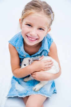 抱着兔子的小女孩图片
