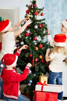 儿童圣诞装饰圣诞树的儿童图片