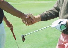 棒球两个拿着高尔夫球棒握手特写图片