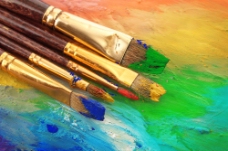 画笔和彩色画板图片