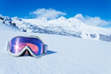 雪山雪地上的滑雪眼镜图片