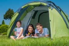 帐篷中的一家人图片