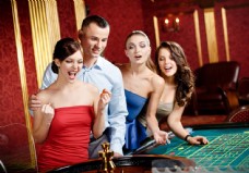 赌场里开心的男人和女人图片