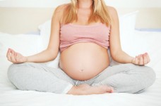 练瑜伽的孕妇图片