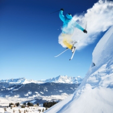 运动跃动腾空跳跃的滑雪运动员图片