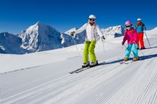 雪山滑雪的一家人图片