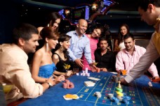 灯光在赌场赌博的外国男女图片