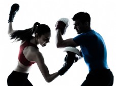 练拳击的女子运动员图片