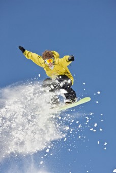 雪山滑雪的外国男性图片