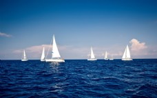 企业文化在海上行驶的帆船高清