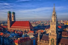 德国慕尼黑钟楼与欧式建筑图片