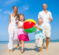 度假抱着沙滩球的儿童图片