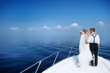 科技婚礼素材游艇上结婚的新人图片