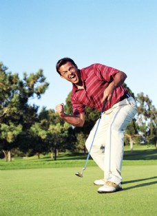 高尔夫球场上兴奋的男人图片