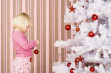 圣诞女孩装扮圣诞树的可爱女孩图片