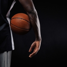 篮球运动夹着篮球的运动员图片